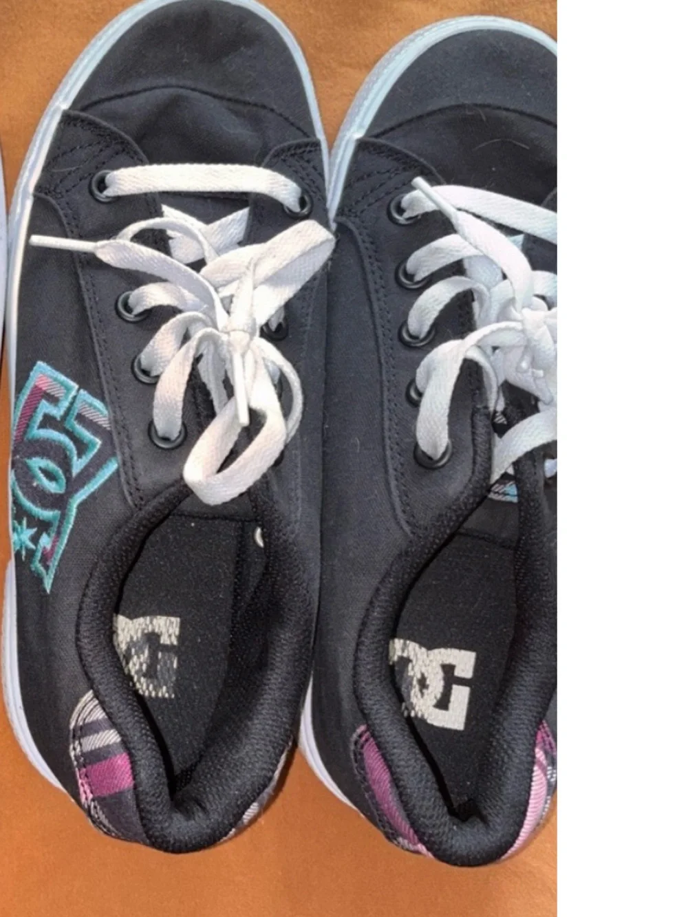 Woman’s size 6 DC Black Canvas Sneakers with White Soles and Teal Logo - Picture 1 of 5